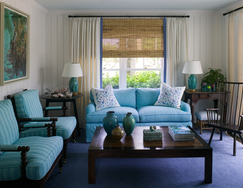 Imagen de sala de estar tipo loft tropical de tamaño medio con paredes blancas y suelo de madera oscura