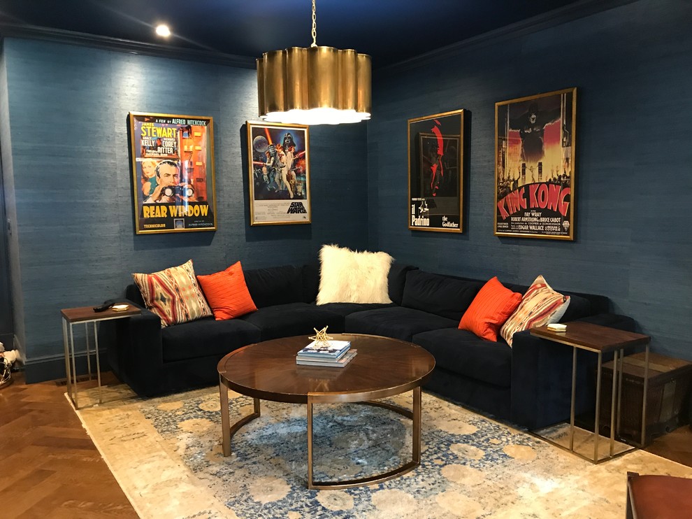 ニューヨークにある高級な広いトランジショナルスタイルのおしゃれな独立型ファミリールーム (ライブラリー、青い壁、濃色無垢フローリング、暖炉なし、埋込式メディアウォール、茶色い床) の写真