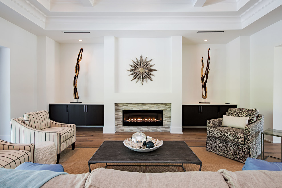 Idée de décoration pour une salle de séjour tradition de taille moyenne et ouverte avec un mur blanc, un sol en bois brun, une cheminée ribbon et un manteau de cheminée en carrelage.