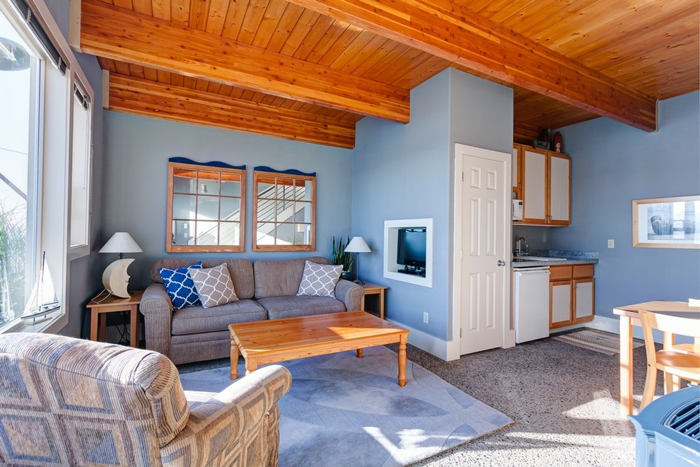 Idée de décoration pour une petite salle de séjour marine ouverte avec un mur bleu, moquette et un téléviseur encastré.