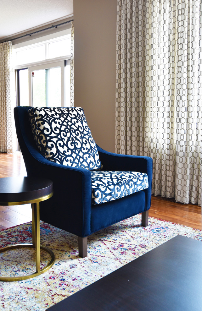 Ejemplo de sala de estar abierta clásica renovada de tamaño medio con paredes azules, suelo de madera en tonos medios, todas las chimeneas y suelo marrón