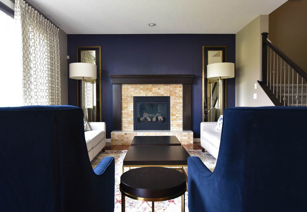 Diseño de sala de estar abierta tradicional renovada de tamaño medio con paredes azules, suelo de madera en tonos medios, todas las chimeneas y suelo marrón