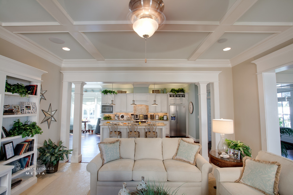 Diseño de sala de estar abierta marinera grande con paredes beige, moqueta y pared multimedia