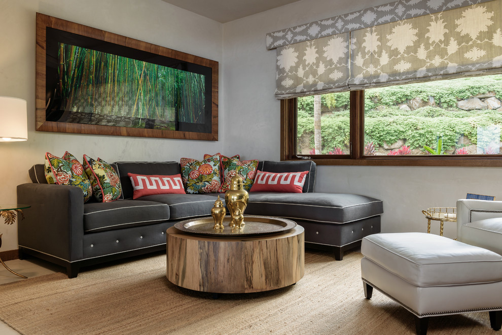 Diseño de sala de estar cerrada bohemia grande con paredes beige, suelo de baldosas de porcelana, pared multimedia y suelo beige