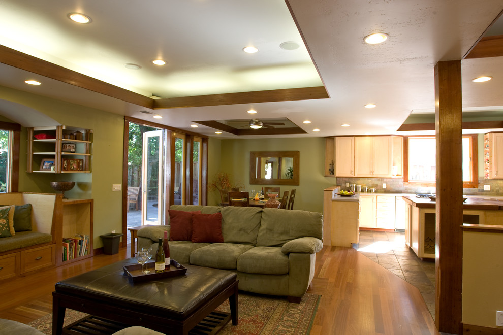 Esempio di un grande soggiorno stile americano aperto con pareti verdi, pavimento in legno massello medio e parete attrezzata