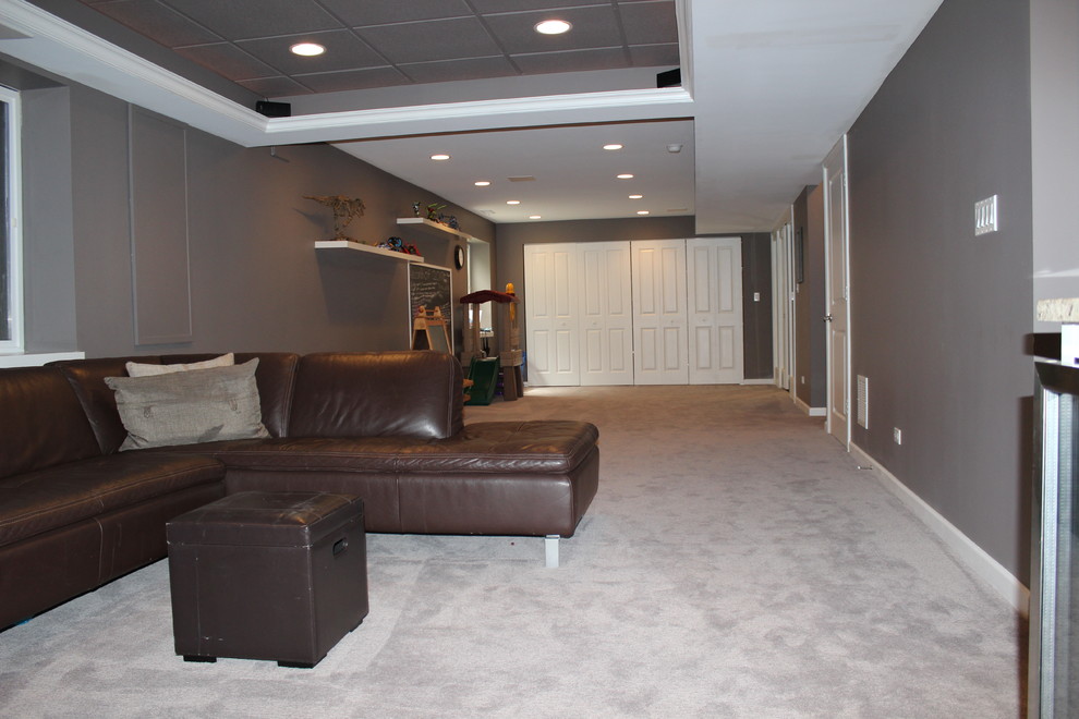 Exempel på ett mellanstort klassiskt avskilt allrum, med ett spelrum, grå väggar, heltäckningsmatta och en väggmonterad TV