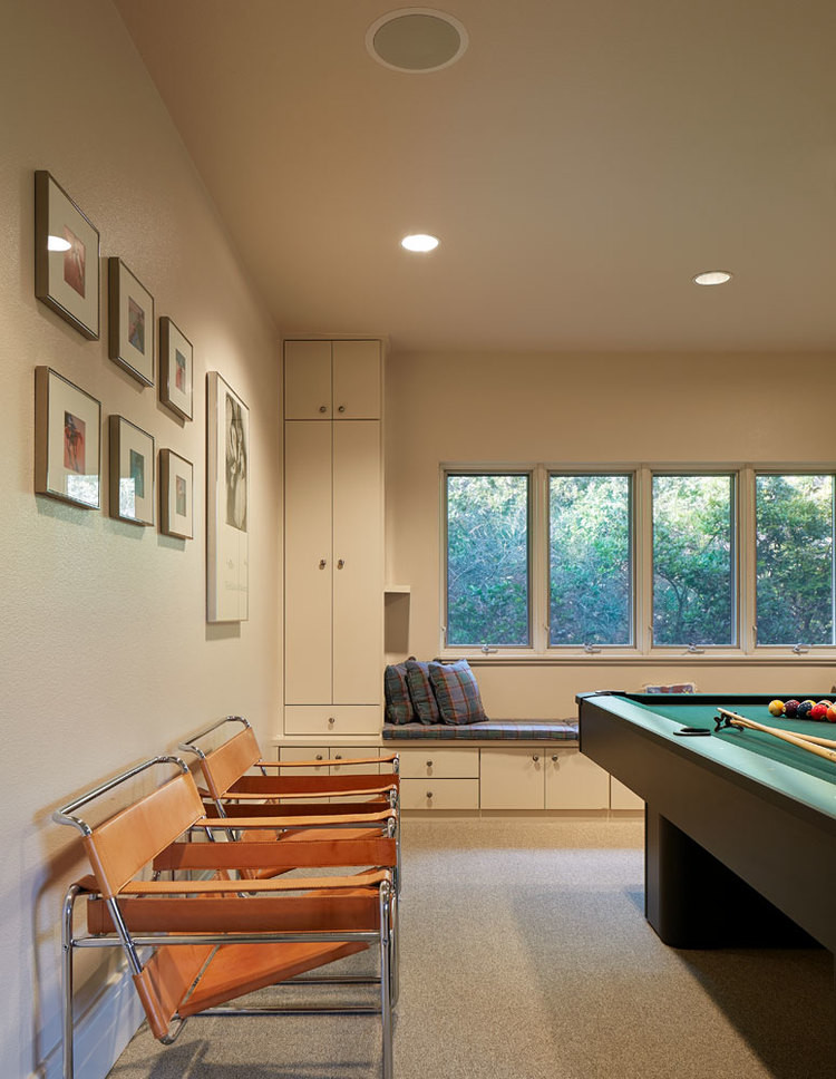 Modelo de sala de juegos en casa cerrada contemporánea de tamaño medio sin chimenea y televisor con paredes blancas y moqueta