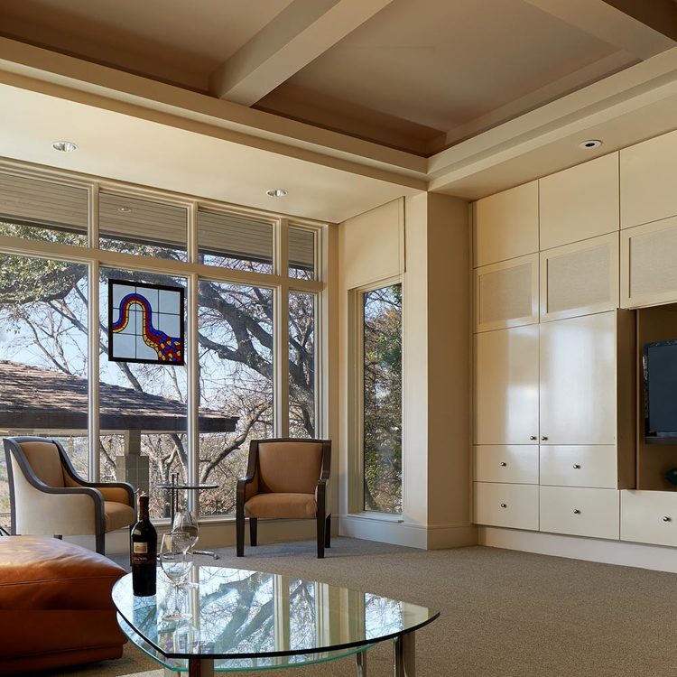 Стильный дизайн: изолированная гостиная комната среднего размера в современном стиле с белыми стенами, ковровым покрытием и мультимедийным центром без камина - последний тренд