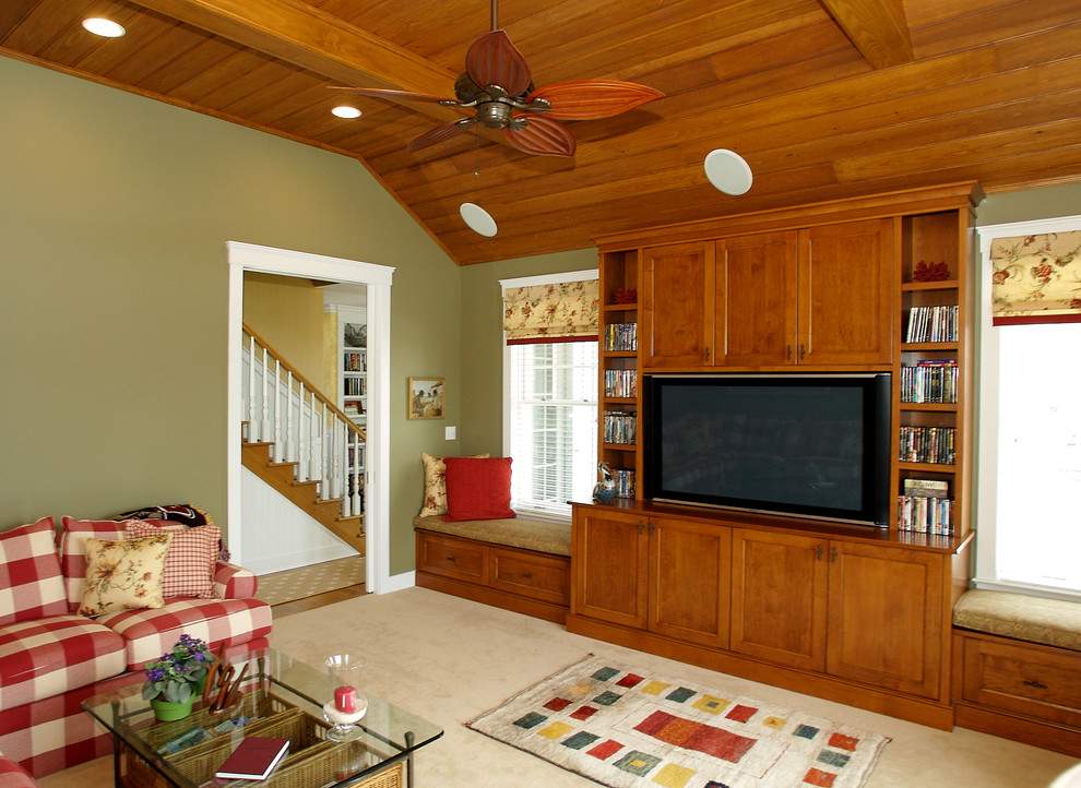 Ejemplo de sala de estar cerrada clásica de tamaño medio con paredes verdes, moqueta y pared multimedia