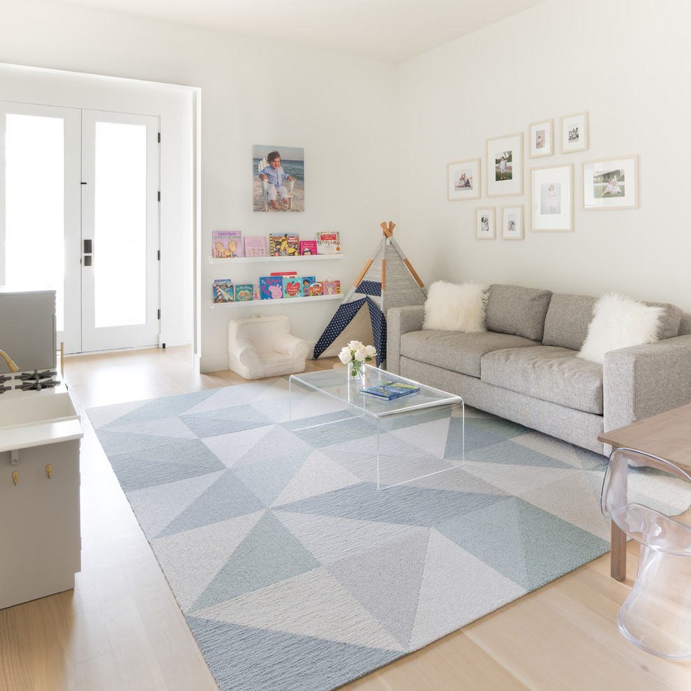 Mittelgroßes, Fernseherloses, Abgetrenntes Modernes Wohnzimmer ohne Kamin mit weißer Wandfarbe, hellem Holzboden und beigem Boden in Dallas