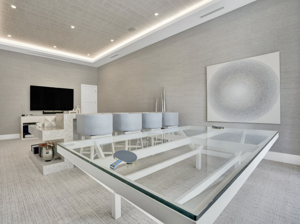 Großer, Offener Moderner Hobbyraum mit weißer Wandfarbe, braunem Holzboden, TV-Wand, beigem Boden, Kassettendecke und Tapetenwänden in Miami