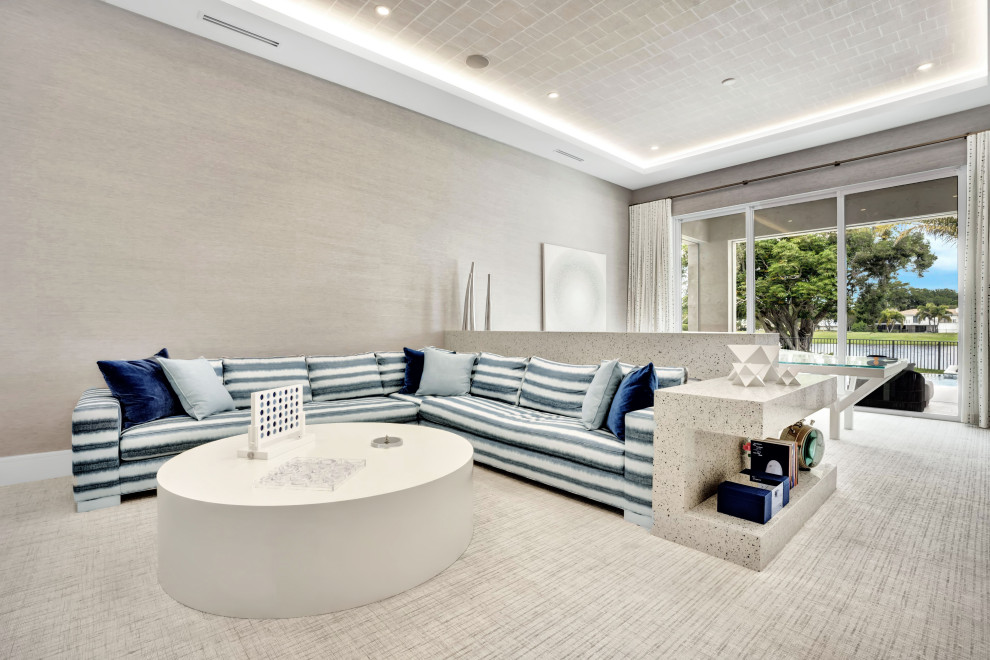 Großes, Offenes Modernes Wohnzimmer mit blauer Wandfarbe, braunem Holzboden, Multimediawand, beigem Boden, Kassettendecke und Tapetenwänden in Miami