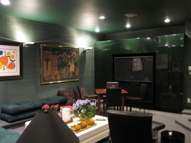 Diseño de sala de juegos en casa cerrada tradicional renovada grande sin chimenea con paredes verdes, moqueta, pared multimedia y suelo gris