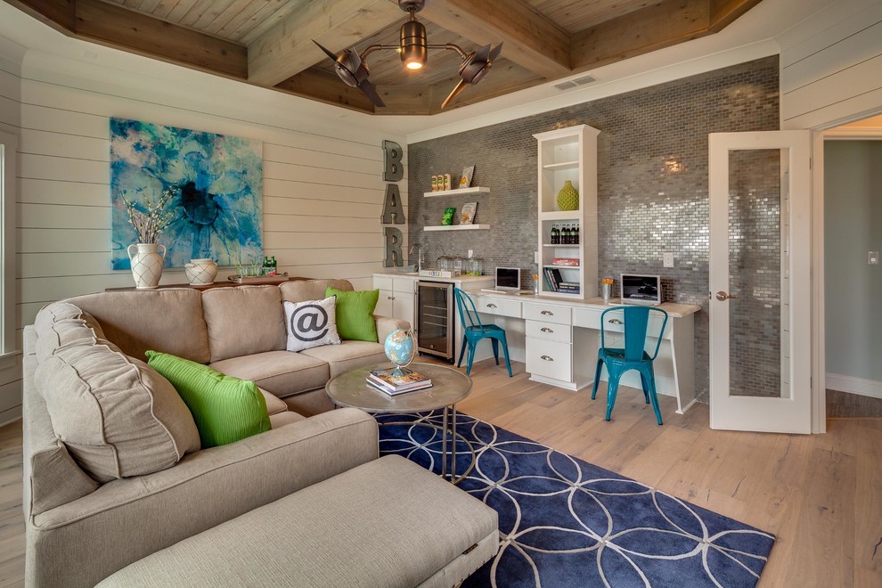 Immagine di un soggiorno stile marino chiuso con angolo bar, parquet chiaro e pareti multicolore