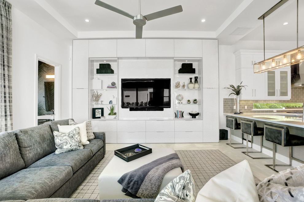 Cette photo montre une grande salle de séjour tendance ouverte avec un mur blanc, un sol en carrelage de porcelaine, un téléviseur encastré et un sol gris.