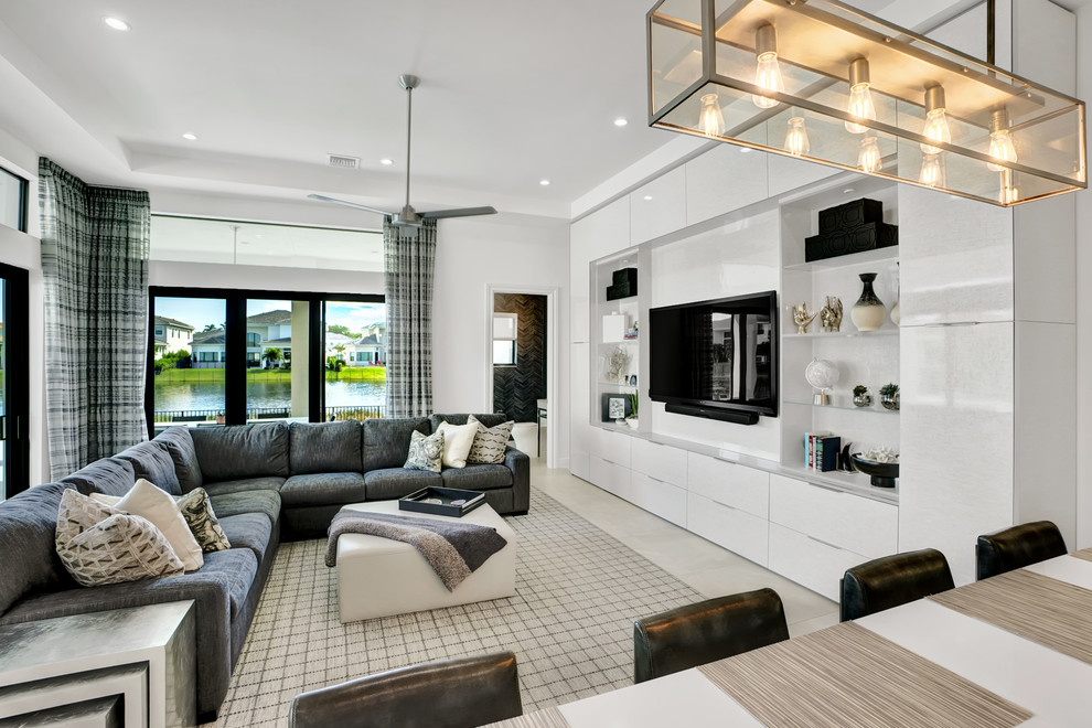 Großes, Offenes Modernes Wohnzimmer mit grauer Wandfarbe, Porzellan-Bodenfliesen, Multimediawand und grauem Boden in Miami