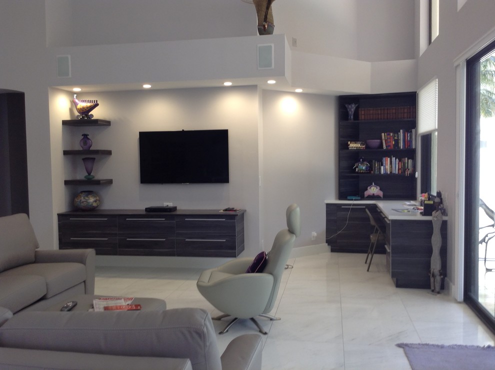 Exemple d'une très grande salle de séjour tendance ouverte avec un mur gris, un sol en carrelage de porcelaine et un téléviseur fixé au mur.