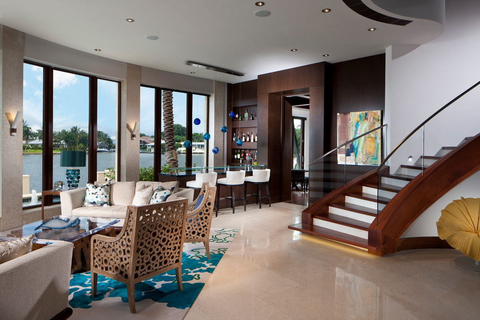 Стильный дизайн: гостиная комната в морском стиле с домашним баром - последний тренд