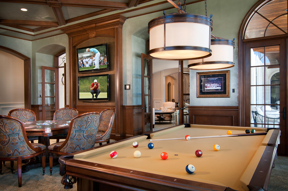 Пример оригинального дизайна: открытая гостиная комната в классическом стиле с телевизором на стене