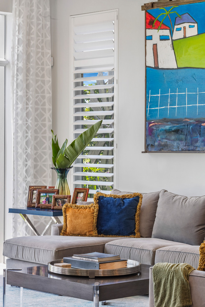 Mittelgroßes, Abgetrenntes Klassisches Wohnzimmer ohne Kamin mit beiger Wandfarbe, braunem Holzboden und TV-Wand in Miami