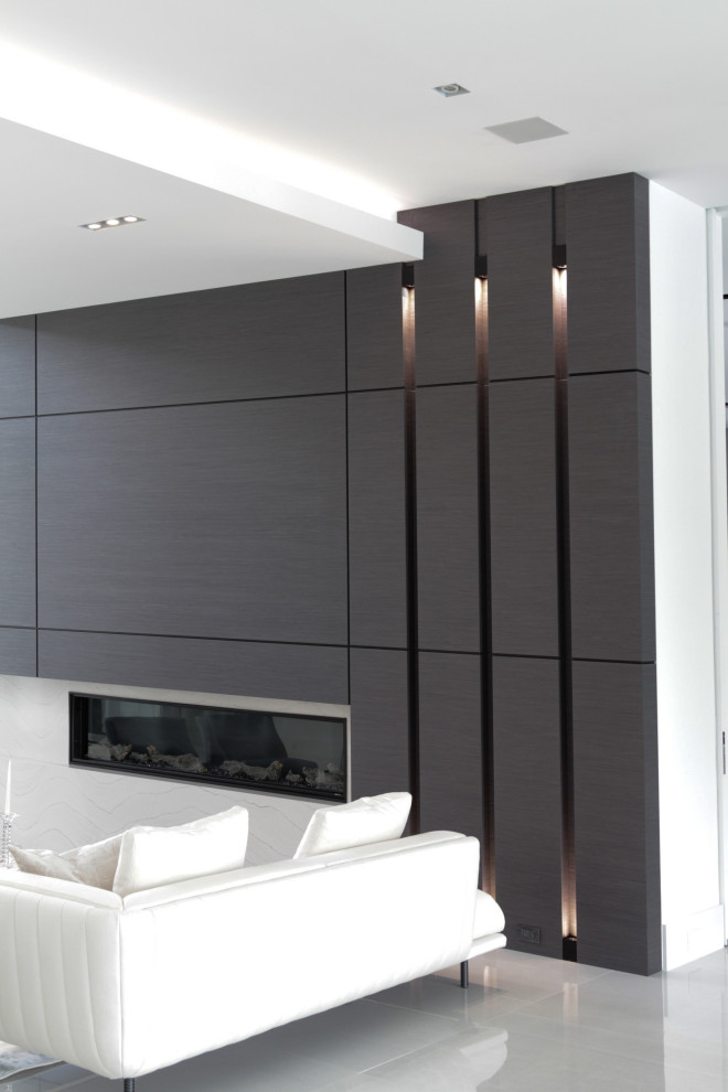 Modelo de sala de estar con rincón musical actual con paredes blancas, suelo de madera clara, todas las chimeneas, televisor colgado en la pared, suelo beige y casetón