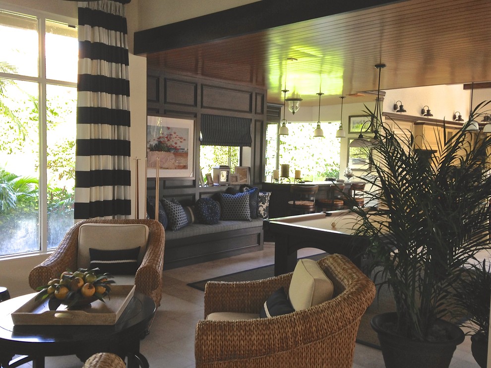 Imagen de sala de estar abierta bohemia grande sin chimenea con paredes beige y suelo vinílico
