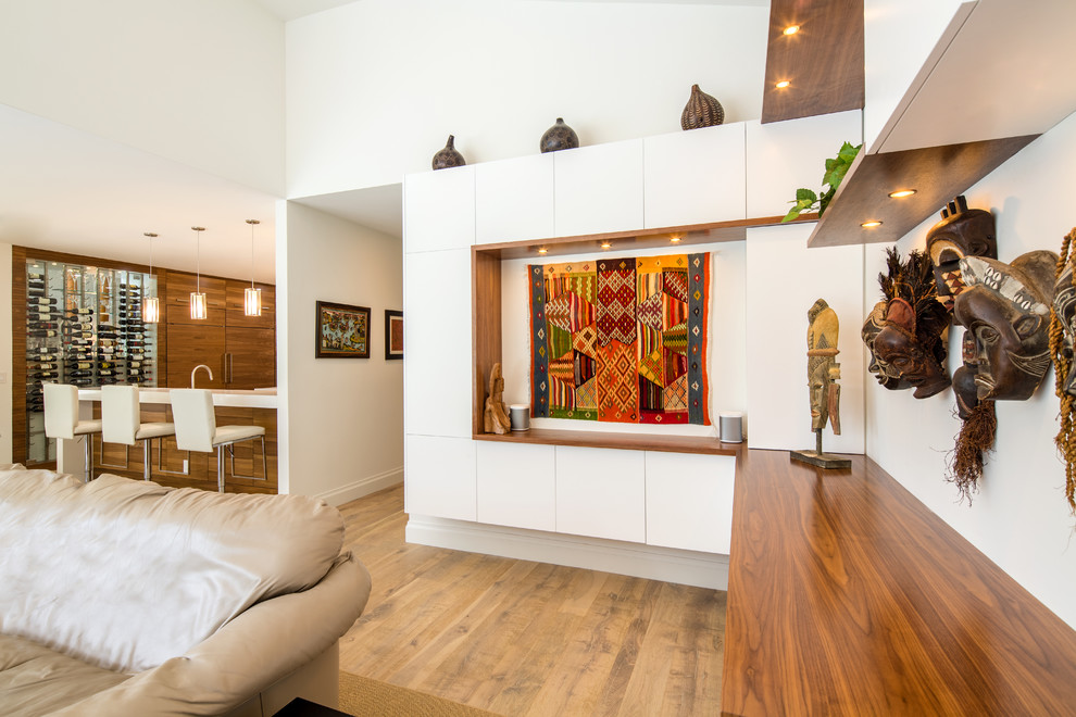 Modelo de sala de estar abierta actual grande con paredes blancas y suelo de madera clara