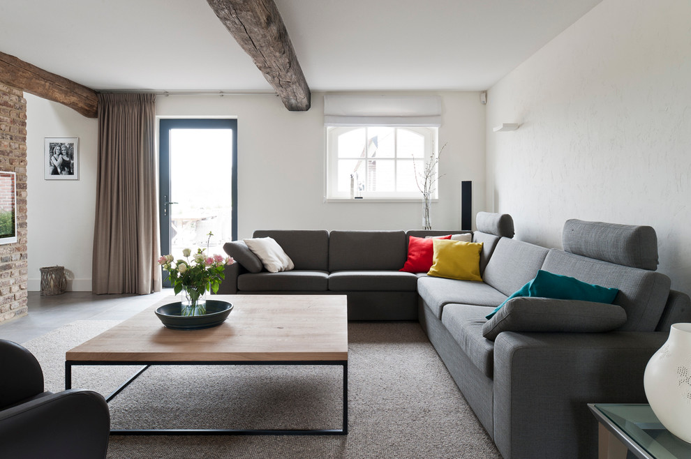 Esempio di un soggiorno minimal con pareti bianche e TV a parete