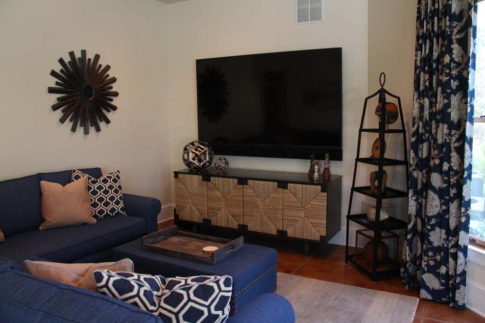 Kleines Klassisches Wohnzimmer mit beiger Wandfarbe und TV-Wand in Miami