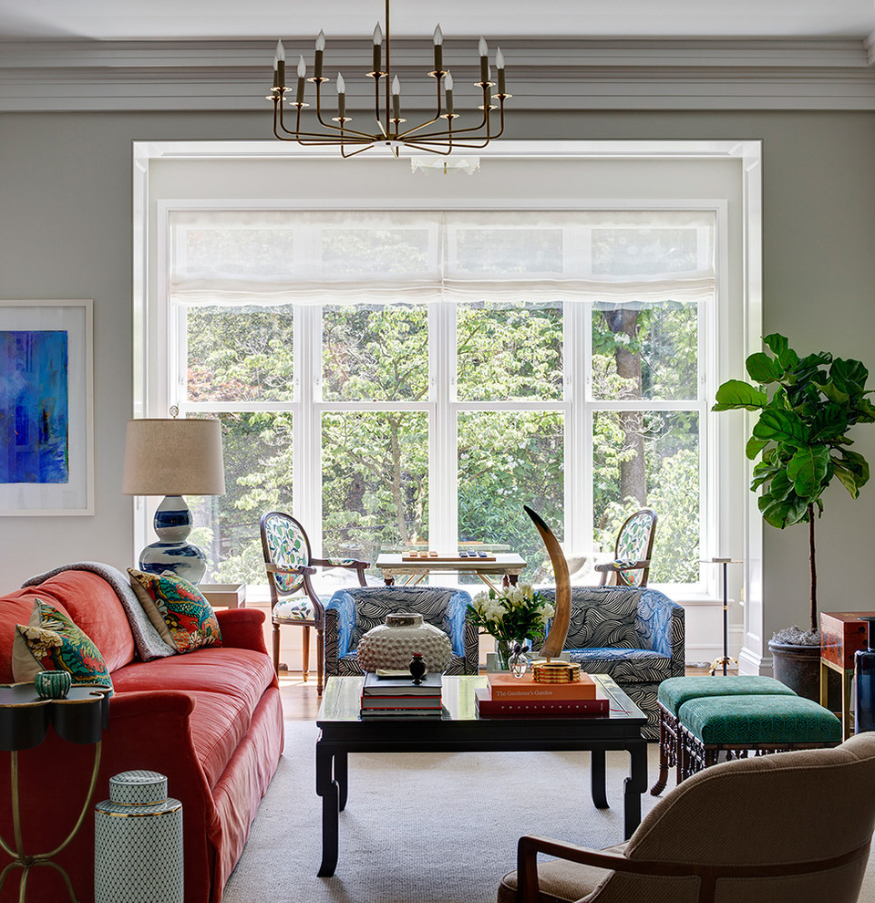 Diseño de sala de estar clásica renovada con paredes grises, suelo de madera en tonos medios y suelo beige