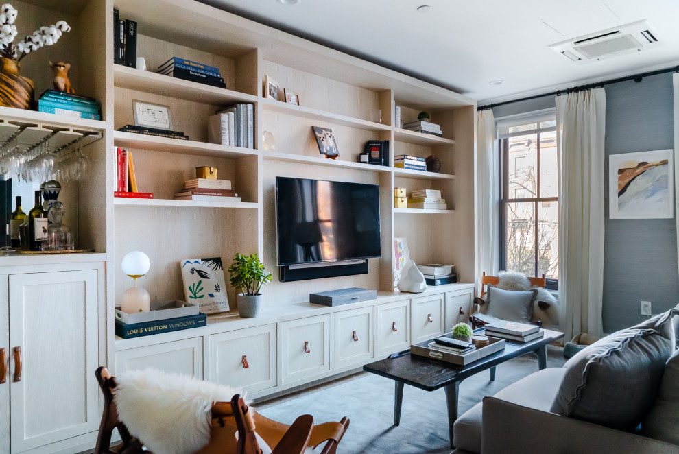 Cette image montre une petite salle de séjour design ouverte avec un mur gris, un téléviseur encastré et du papier peint.