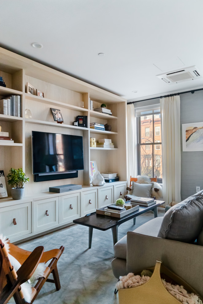 Cette image montre une petite salle de séjour design ouverte avec un mur gris, un téléviseur encastré et du papier peint.