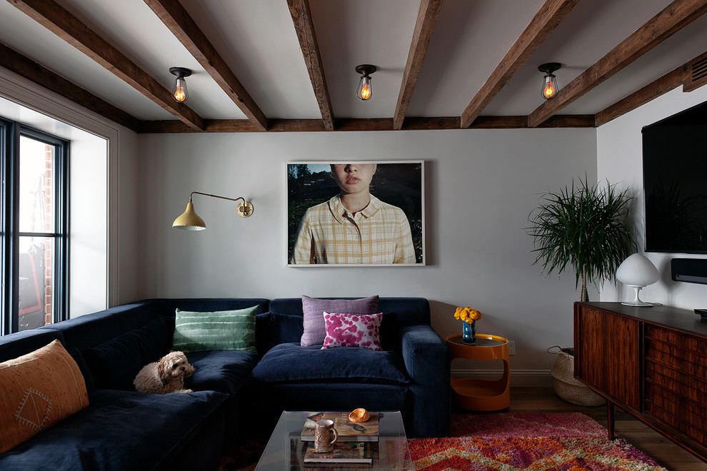 Modelo de sala de estar clásica renovada con televisor colgado en la pared