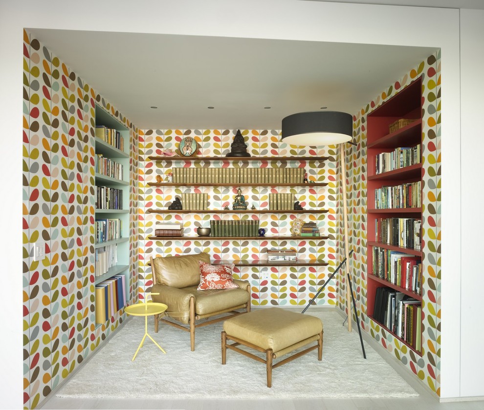 Cette photo montre une salle de séjour éclectique avec une bibliothèque ou un coin lecture.