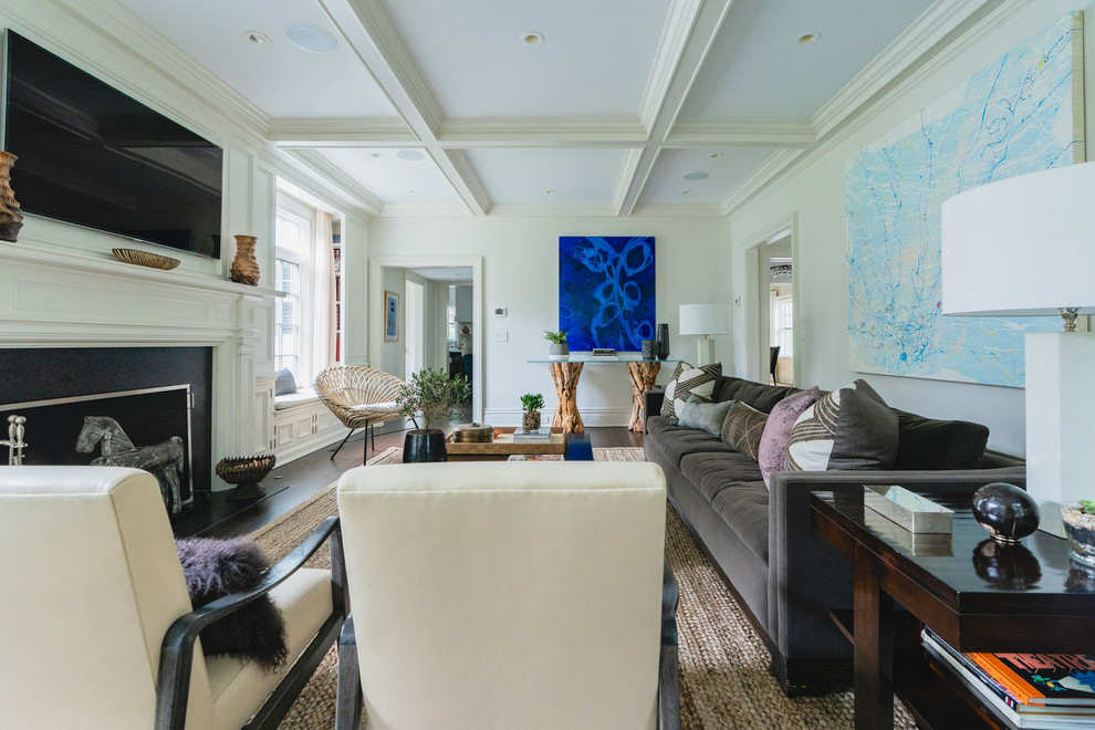 Mittelgroßes, Abgetrenntes Eklektisches Wohnzimmer mit weißer Wandfarbe, dunklem Holzboden, Kamin, Kaminumrandung aus Holz und braunem Boden in New York