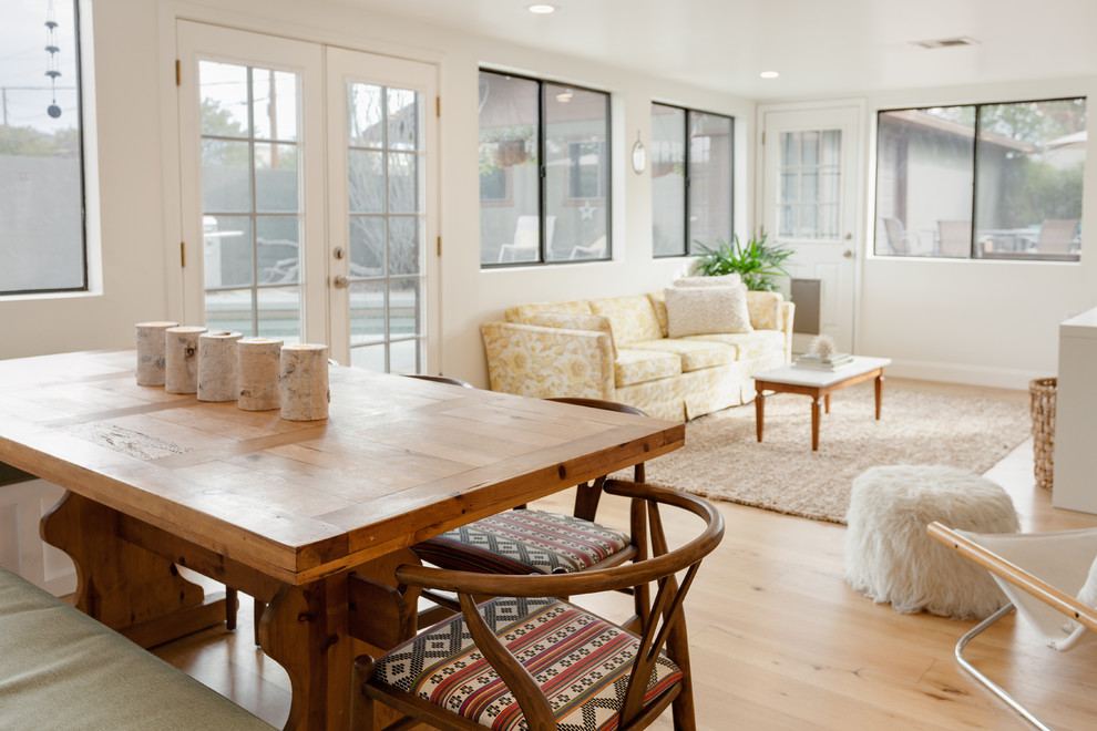 Mittelgroßes, Offenes Stilmix Wohnzimmer mit weißer Wandfarbe und hellem Holzboden in Phoenix