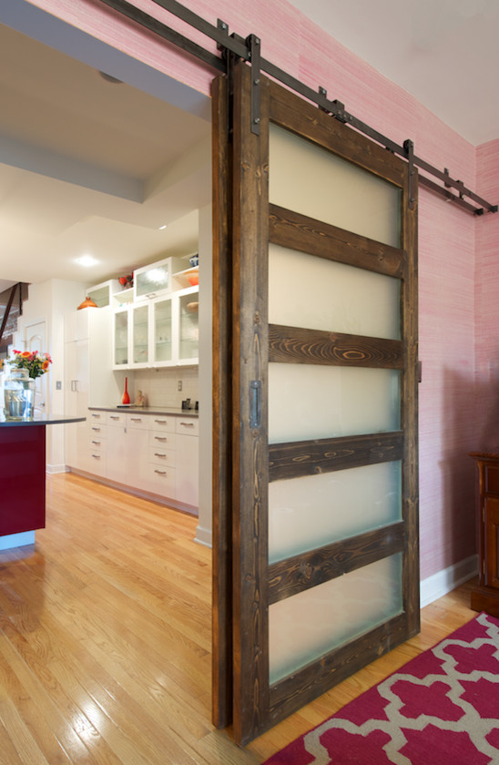 Cette photo montre une petite salle de séjour moderne fermée avec un mur rose, parquet clair, aucune cheminée et aucun téléviseur.