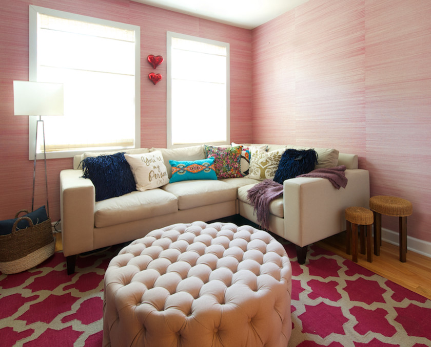 Esempio di un piccolo soggiorno minimalista chiuso con pareti rosa, parquet chiaro, nessun camino e nessuna TV