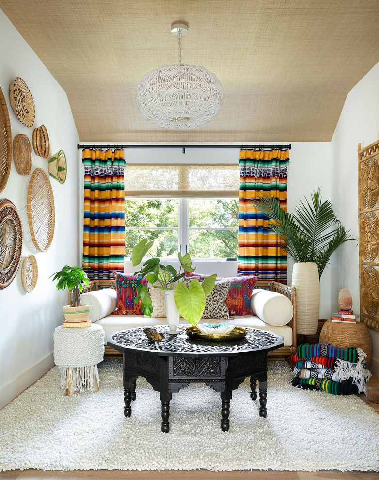 Eklektisches Wohnzimmer ohne Kamin mit weißer Wandfarbe und hellem Holzboden in Minneapolis