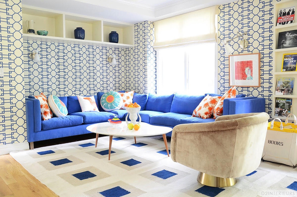 Diseño de sala de estar actual con paredes multicolor, suelo de madera clara y suelo marrón