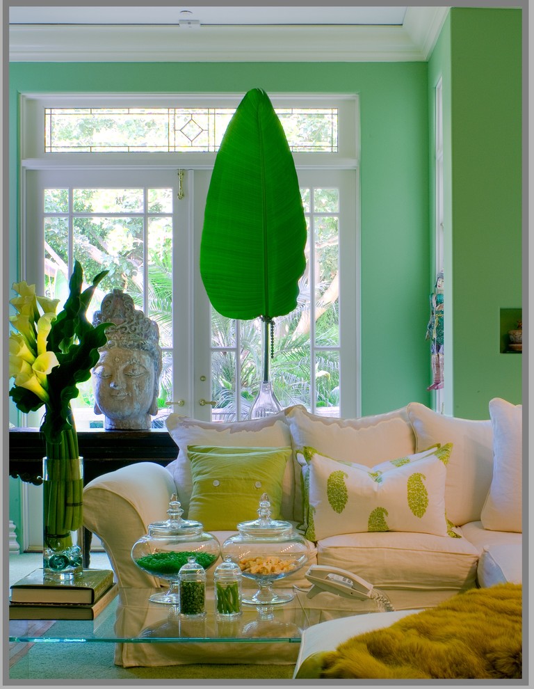 Идея дизайна: гостиная комната в стиле фьюжн с зелеными стенами