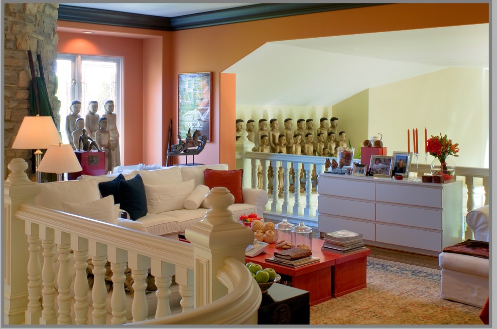 Inspiration pour une salle de séjour mansardée ou avec mezzanine bohème avec un mur orange.