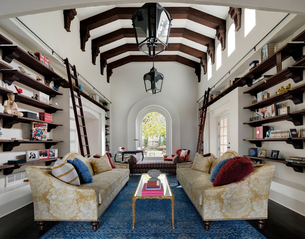 Foto på ett mycket stort medelhavsstil separat vardagsrum, med ett bibliotek, vita väggar, mörkt trägolv och brunt golv