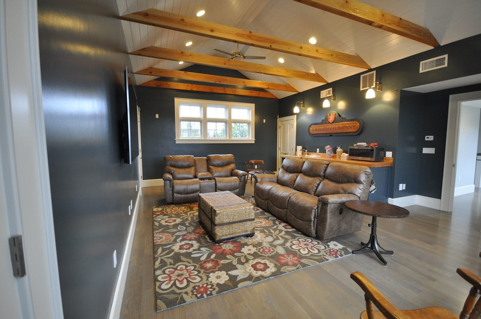 Ejemplo de sala de estar cerrada clásica renovada de tamaño medio sin chimenea con paredes azules, suelo de madera clara, televisor colgado en la pared y suelo beige