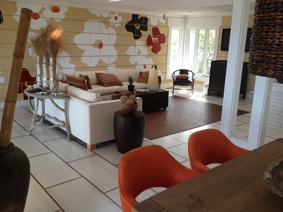 Foto de sala de estar abierta actual de tamaño medio con paredes beige, suelo de baldosas de cerámica y suelo beige
