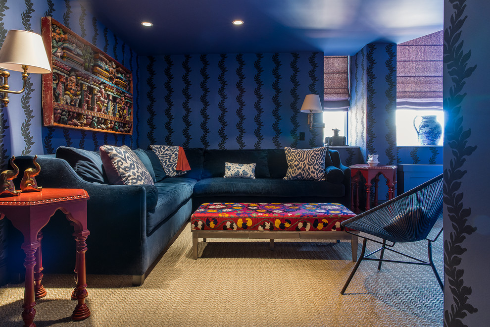На фото: гостиная комната в современном стиле с синими стенами и синим диваном