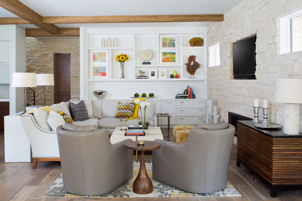 Imagen de sala de estar clásica renovada con suelo de madera clara, chimenea lineal y televisor colgado en la pared