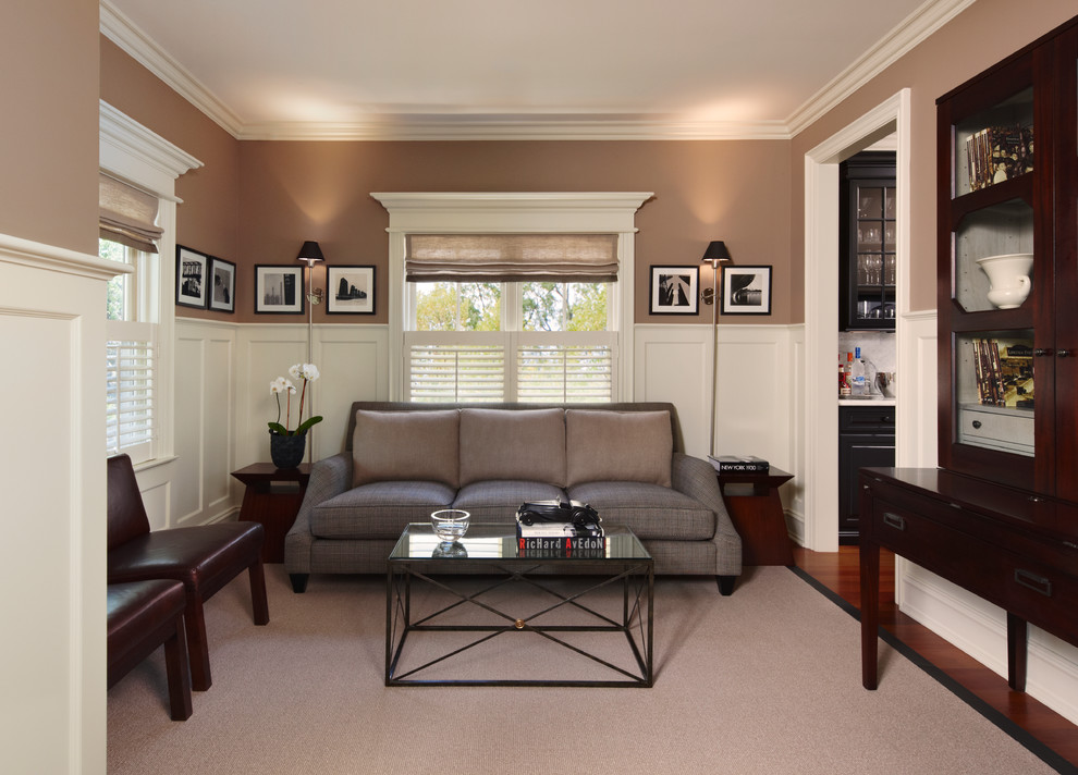 Idee per un soggiorno design chiuso e di medie dimensioni con pareti beige, pavimento in legno massello medio e tappeto