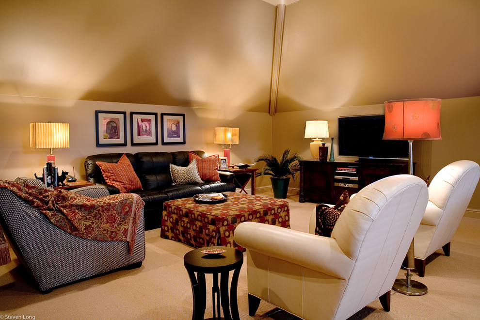 Imagen de sala de estar cerrada tradicional con paredes marrones, moqueta y televisor independiente