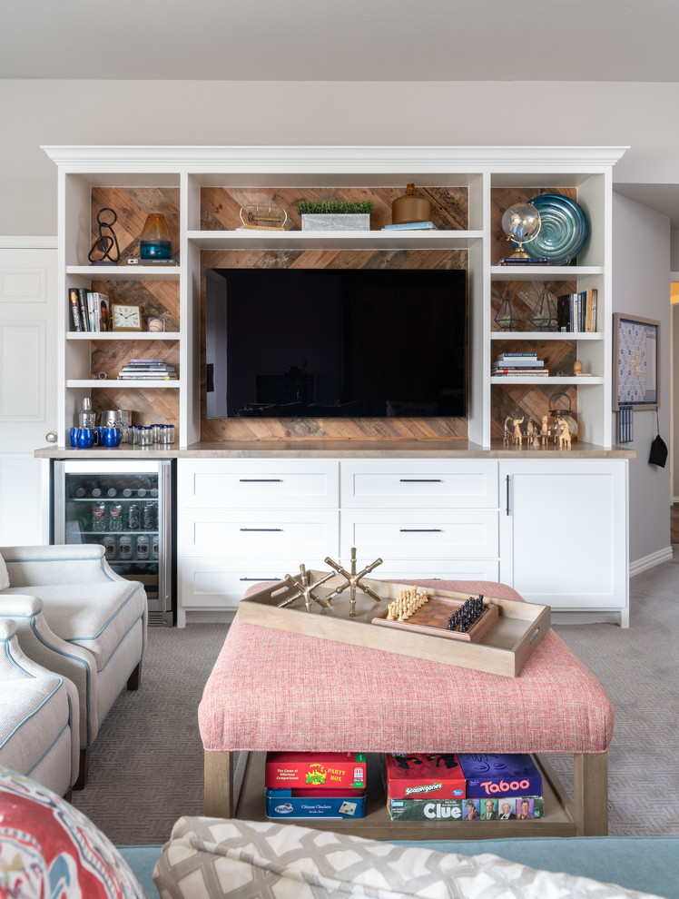 Immagine di un soggiorno chic di medie dimensioni e chiuso con sala giochi, pareti grigie, moquette, TV a parete e pavimento grigio